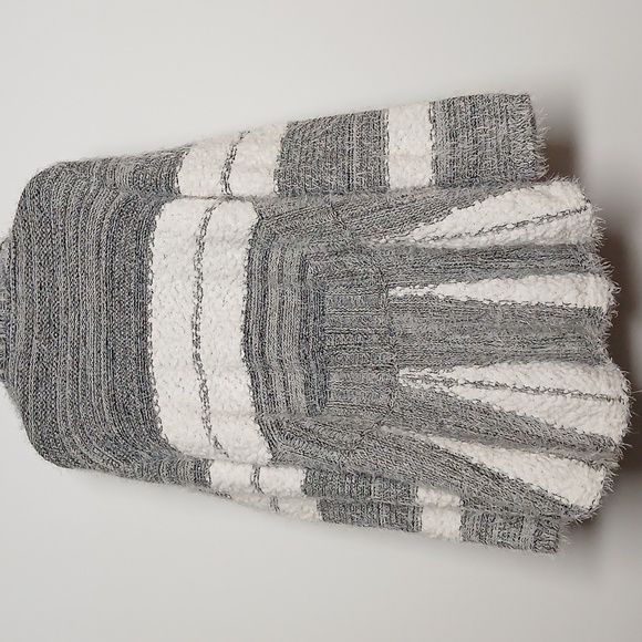 Love Scarlett Gray and White Women cardigan wrap Size Petite Large NWOT - Picture 6 of 8